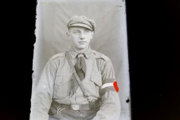 Preview: altes Glasnegativ - Hitlerjunge, Pimpf , mit Schirmmütze